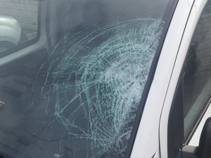 Simitçiye çarpan sürücü ehliyetsiz olduğu için kaçmış