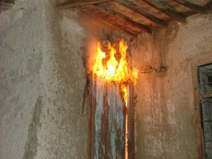 Otları yakarken kendi evini de yaktı