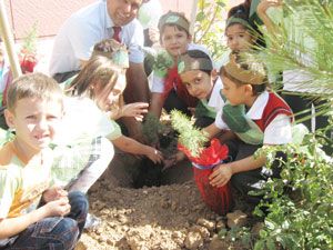 Bahçeşehirli miniklerden fidan dikimi
