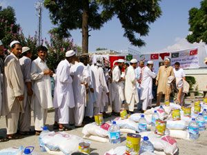 Pakistanlı çocukların yüzleri onlarla gülüyor