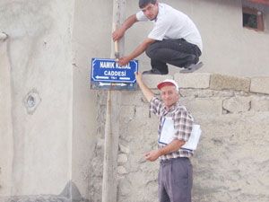 Yunak'ta cadde ve sokak levhaları yenileniyor