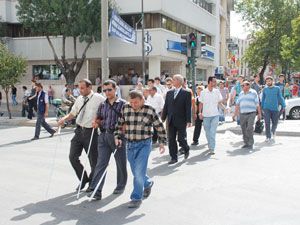 Görme engelliye geçiş engeli var