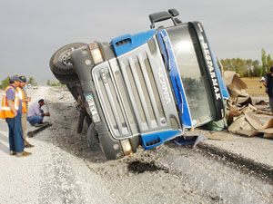 Ereğli'de devrilen TIR'ın sürücüsü öldü