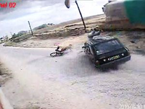 Başkanın makam aracı motosikletle çarpıştı