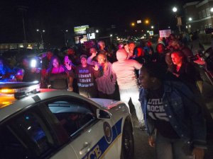 Ferguson'da iki polis memuru vuruldu
