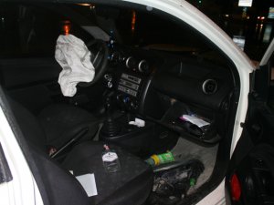 Alkollü sürücü polis aracına çarptı