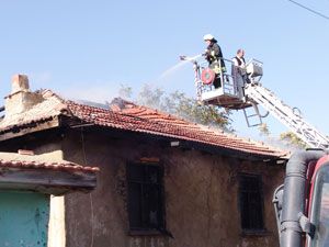 Akşehir’de 2 katlı ev yandı