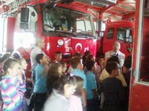 Öğrenciler İtfaiye binasını gezdi