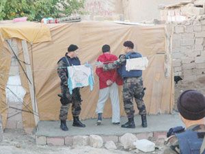 Uyuşturucu tacirlerine şafak baskını