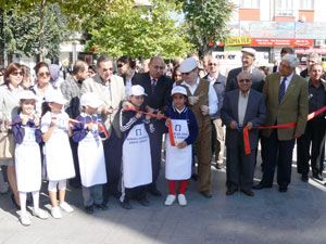 Minik öğrenciler hayallerindeki okulu çizdi