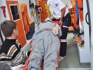 Asmadan düşüp yaralandı