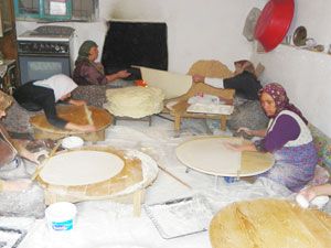 Kadınlar kış ekmeği yapmaya başladı