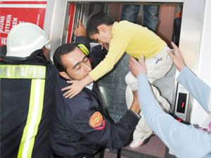 Asansörde kalan çocukları itfaiye kurtardı