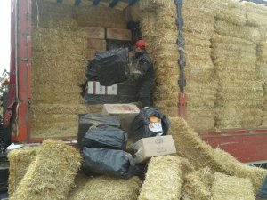 Saman balyaları arasında kaçak sigara sevkıyatı