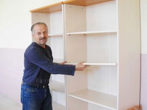 Öğrenci velisi, okulun kütüphanesini monte etti