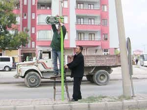 Sokak levhalarını yeniliyor