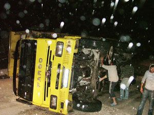 Asfalt malzemesi boşaltan kamyon devrildi