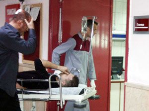 Kavgada yanağına çatal saplandı