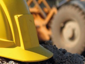 Kırılan telefon direğinden düştü