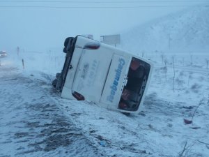 Konya'da 2 otobüs aynı mevkide devrildi: 30 yaralı