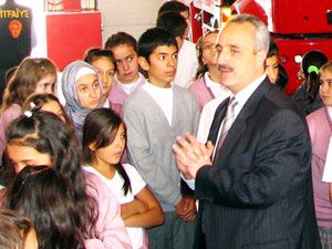 İlköğretim öğrencilerine itfaiye anlatılıyor