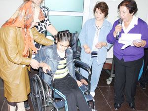 5 çocuğa tekerlekli sandalye verildi
