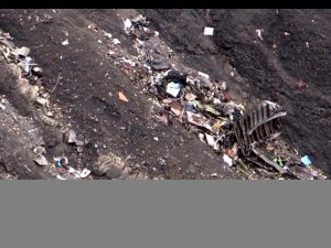 Paramparça olan uçağın enkazından fotoğraflar