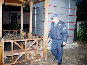 Polis mezarlıkta hırsız aradı