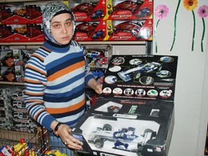 Oyuncak çocuğu eğitir