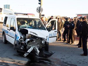 Polis aracı yolcu otobüsüyle çarpıştı