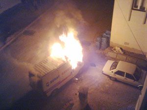 Minibüs seyir halindeyken alev aldı