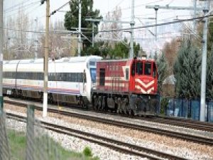 Elektrik kesilince YHT'yi kara tren çekti