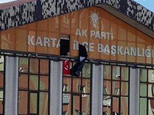 AKP ilçe binasına silahlı iki kişi girdi