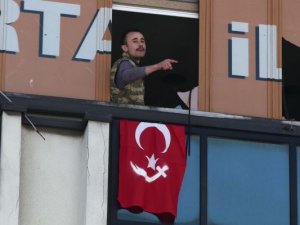Türk bayrağı esrarı üstündeki şekil ne?