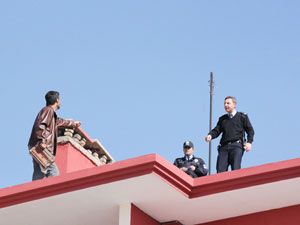 Aç, issiz ve bıkmış!