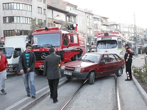 Tramvayın teli koptu, çileyi vatandaş çekti