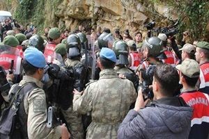 Şafak Yayla'nın ailesinin evini taşladılar!