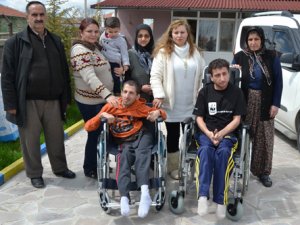 Yürüme engelli kardeşlere tekerlekli sandalye