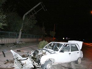 Eşini hastaneye götürürken kaza yaptı