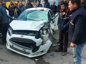 KOSTİM'de 3 araç birbirine girdi