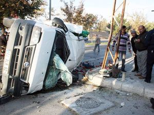 Sebze yüklü minibüs kamyonetle çarptı 