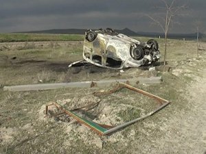 Devrilen Araç Yandı: 3 Yaralı