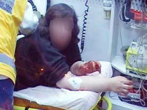 Bıçaklanıp sokağa atıldı  