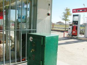 Güvenlik kamerasını bozup benzinliği soydular