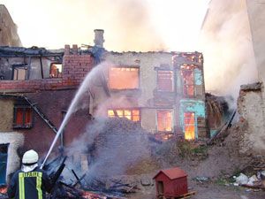 2 tarihi ahşap ev yangında kül oldu