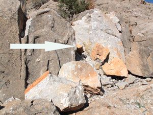 Kabartma resimlerin olduğu kayayı dinamitlediler