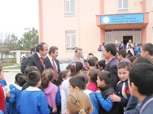 Öğretmenler karanlığa meydan okuyor
