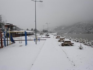 Derbent’te Nisan Ayında Kar Yağışı
