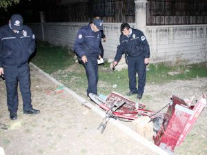 Çaldıkları eşyaları bırakıp kaçtılar