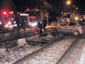 Ehliyetsiz sürücü tramvay yoluna uçtu